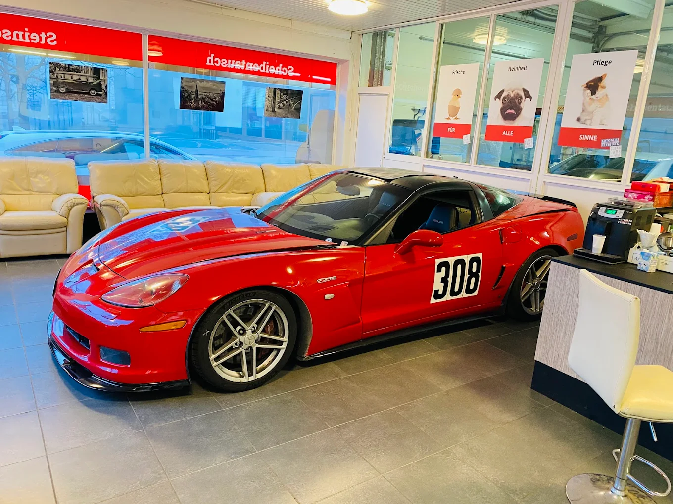 Sportwagen im Showroom der Werkstatt